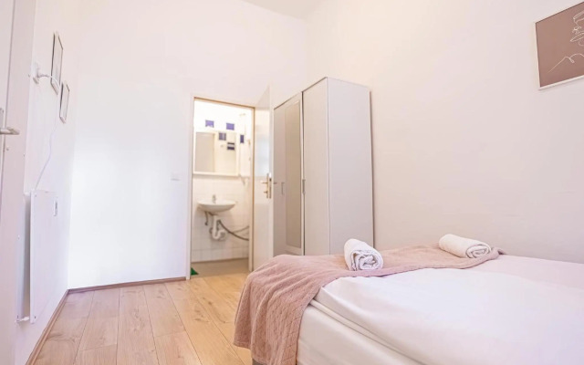 Comfortable 2BR Apt. Central and Well Connected