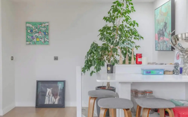 Sleek & Spacious 2BD Flat - Clapham