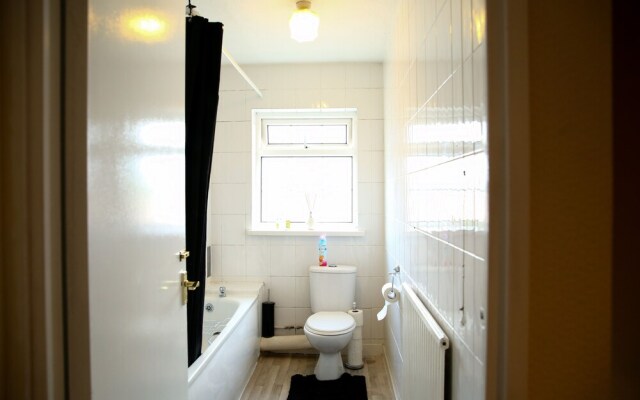 Central Luton Cozy Home