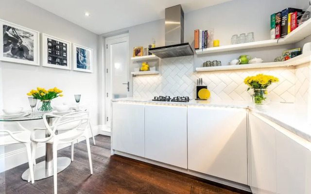 Luxurious Wandsworth Home Close to Putney Heath by Underthedoormat