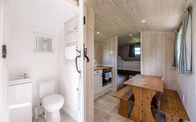 Honeysuckle Farm Hut 6 - Suffolk Farm Holidays