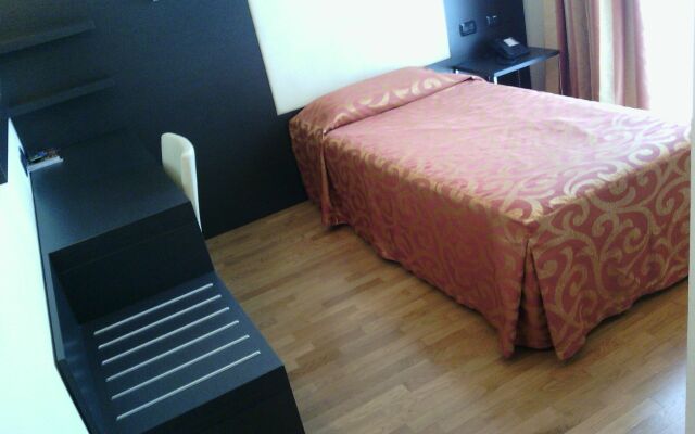 Raya Hotel Motel