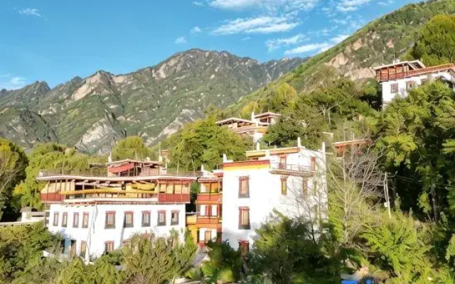 Banshan Yue Yi Lu Road Lihua Homestay (Zhonglu Tibetan Village)
