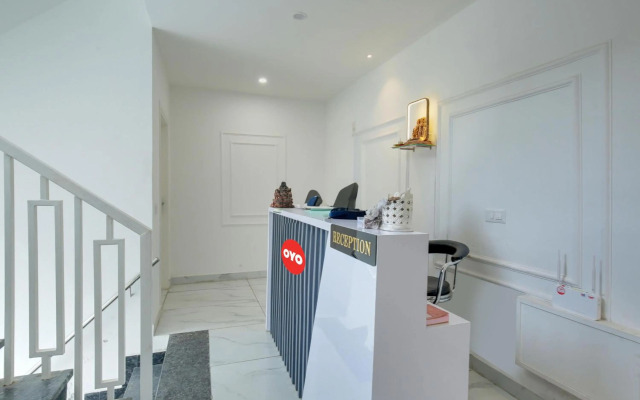 OYO Flagship 80590 Sky White House