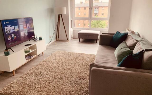 Lovely Spacious 2 Bedroom Flat by the Meadows