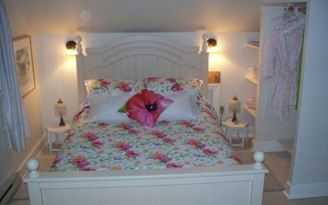 Charm of Qualicum Bed and Breakfast