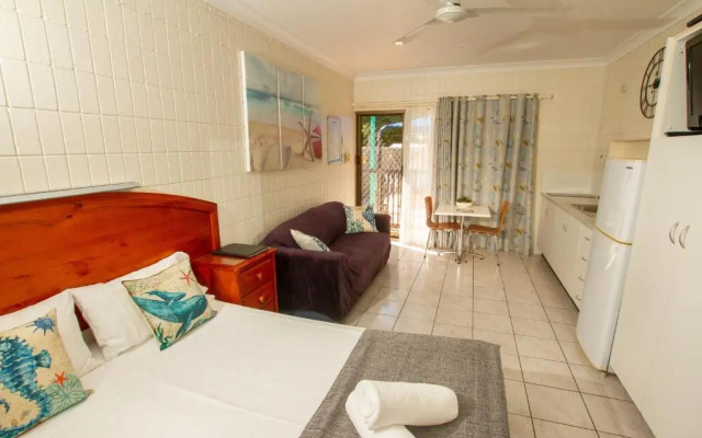 Tropical Palms Resort & 4WD Hire
