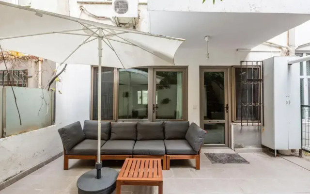 Sleek and Central Flat With Backyard in Besiktas