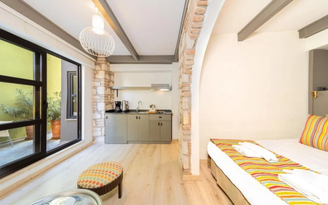 Cozy Studio Hotel Room Near Hadrian s Gate