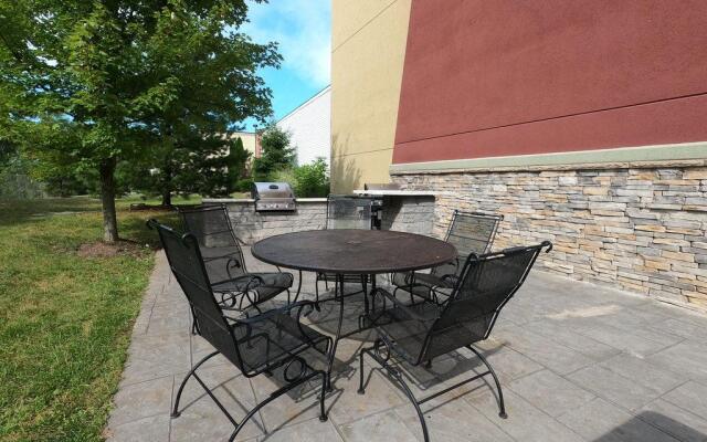 Hometowne Studios & Suites By Red Roof Washington