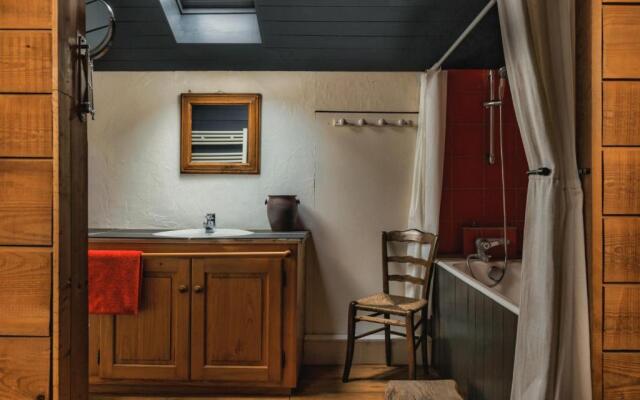 4BR Traditional Chalet BBQ + Fireplace + View