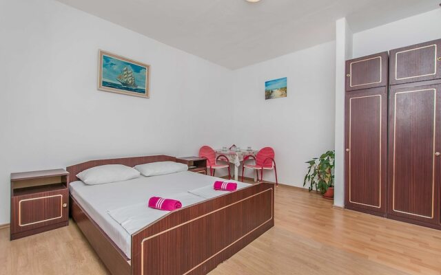 Apartments and Rooms Perica