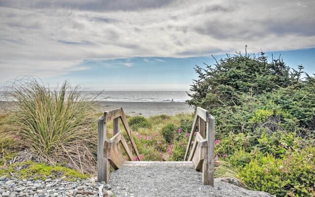 Gold Beach Townhome With Ocean Views & Sunroom!
