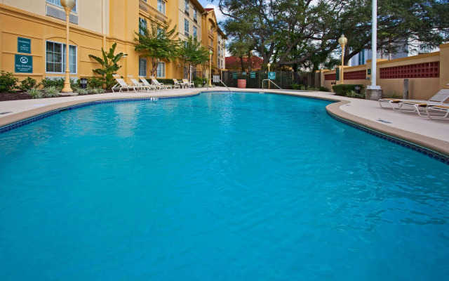 La Quinta Inn & Suites by Wyndham USF (Near Busch Gardens)