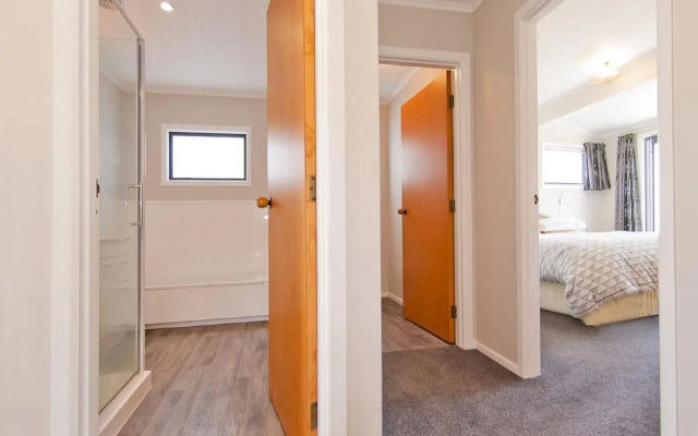 Sea Breeze - Whangamata Holiday Home