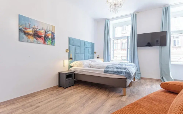 Chic 1BR Apt Walk to Vienna Sights