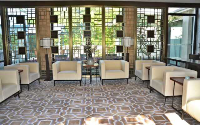 Slender West Lake Hot Spring Resort