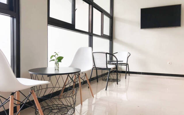 RedDoorz Plus @ Dukuh Kupang