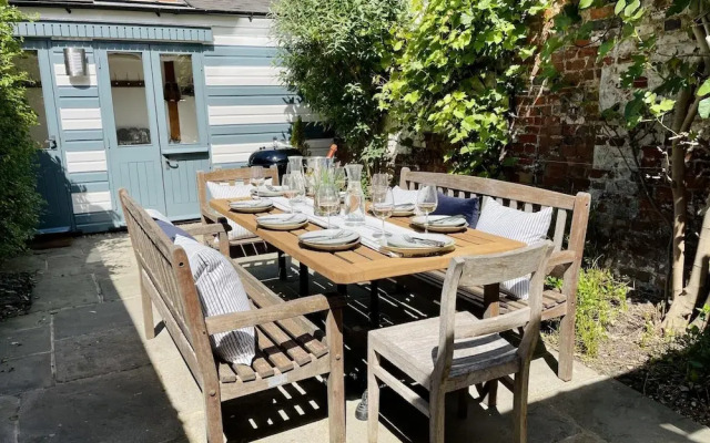 Dolls House - Luxury Townhouse - From 400 Per Night