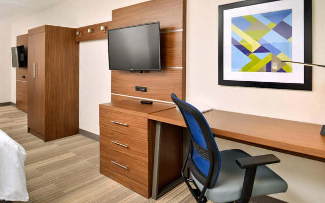Holiday Inn Express & Suites North Kansas City by IHG