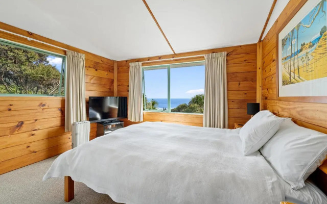 Seaview, Sun and Surf - Piha Holiday Home