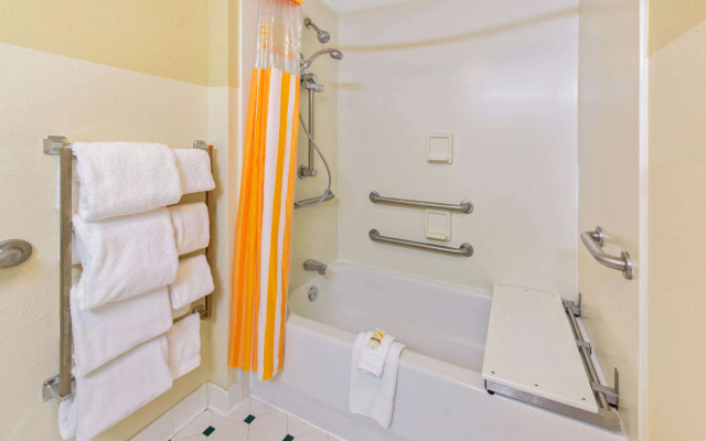 La Quinta Inn & Suites by Wyndham USF (Near Busch Gardens)