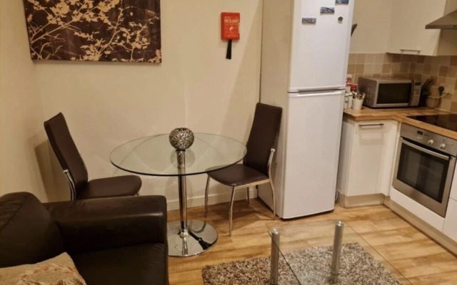 Charming 2-bedrooms City Centre Apartment-no Party