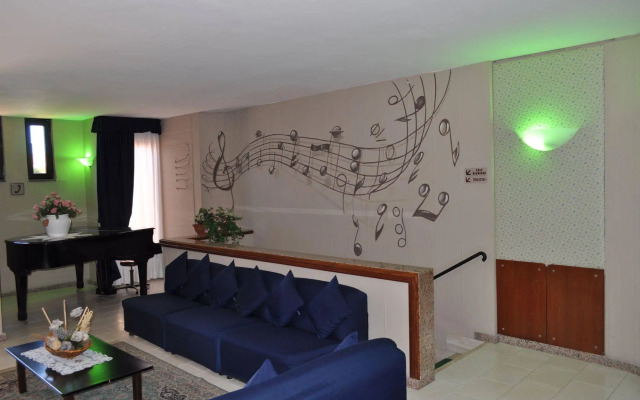 Cumeja Beach Club & Hotel