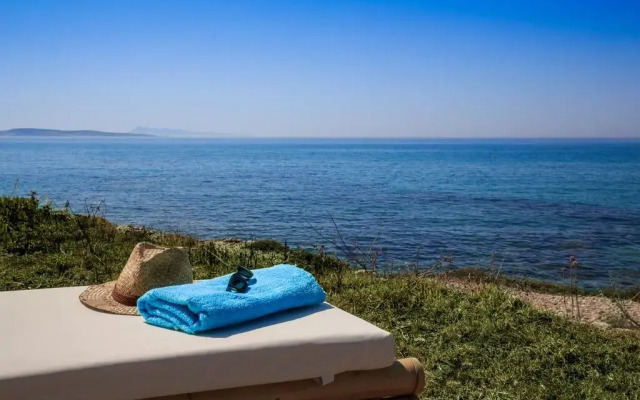 Villa Quietude, beach front villa with a pool