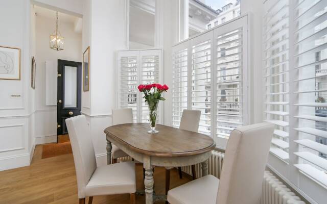 Luxurious 1BR Period Property in Kensington