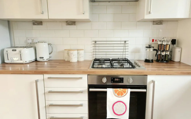 Modern 5 Bed Townhouse with Free Parking