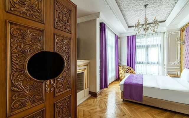 Hotel Room in Historic Mansion in Beylerbeyi