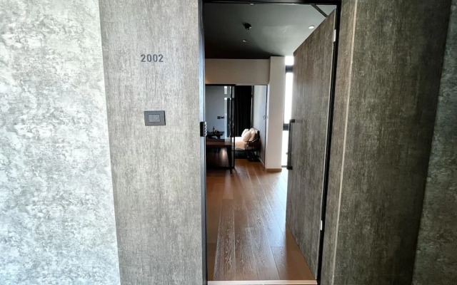 128 LIM - 2002 Stay Only Tower Suite