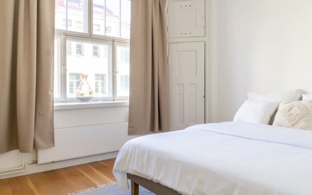 1br apartment with balcony and sea view