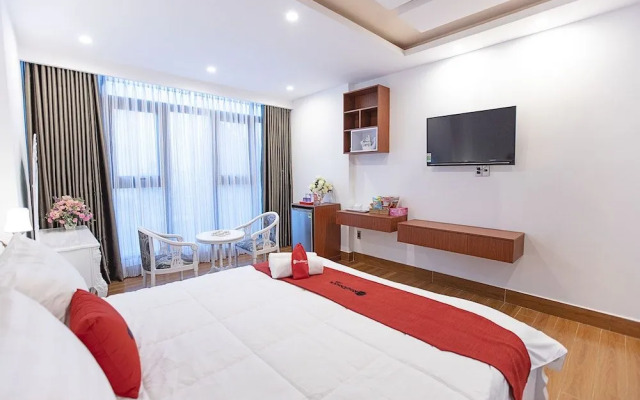 RedDoorz Plus @ Cach Mang Thang 8 Street