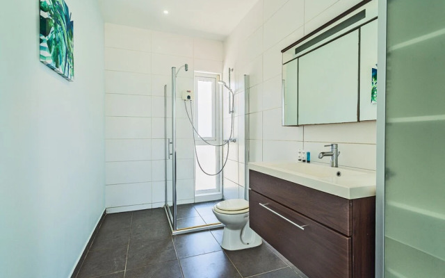 Stunning Modern Home, Near Beaches Full AC