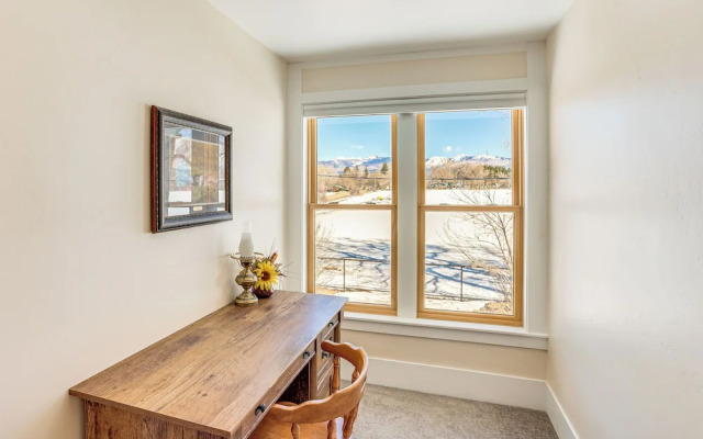 Patio & Mountain Views: Farmhouse in Mancos!