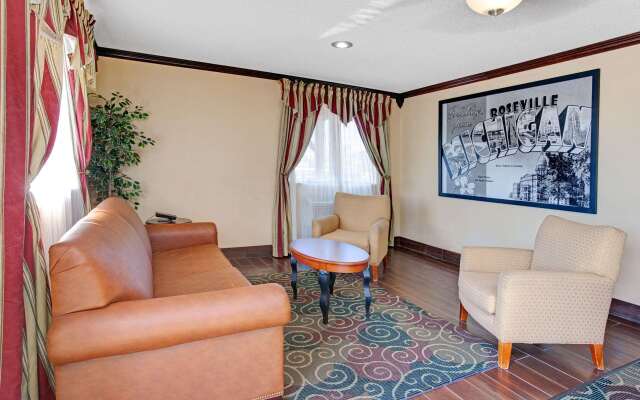 Super 8 by Wyndham Roseville/Detroit Area