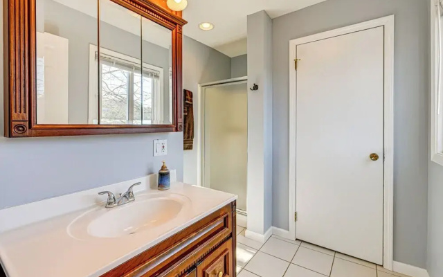 Lakefront Cabin Retreat w/ Dock in Robbinsville!