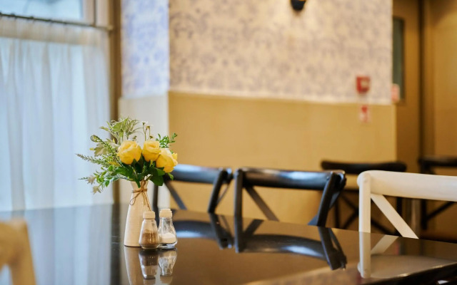Huttons Hotel, Victoria London