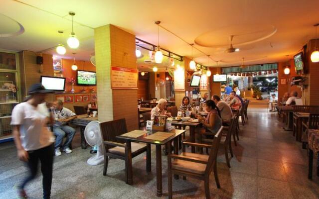 18 Coins Cafe & Hostel