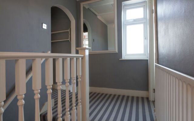 Spacious 3-br House W/conservatory in Greenwich
