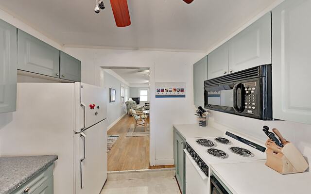 Long Beach Hideaway - Steps To The Sand! 2 Bedroom Duplex