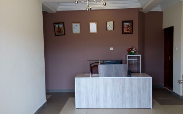 Karen Crescent Hotel