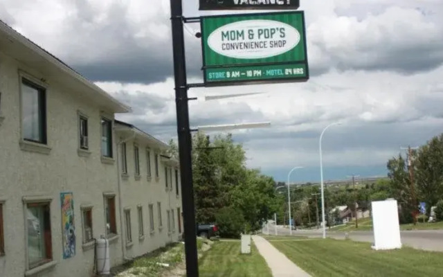 Outpost Motel & Kitchenette Suites