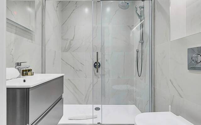 Sunny 2-bed Flat in Chiswick