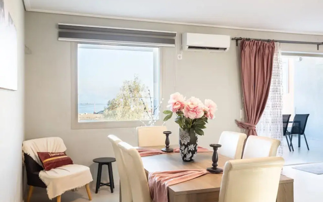 Beachfront Artemida Retreat - Peony Seabreeze Gem