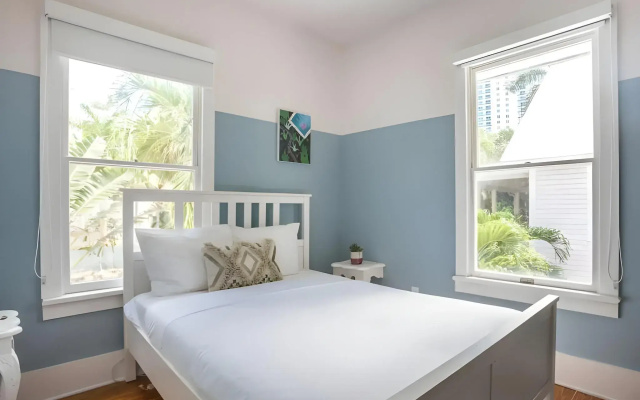 Miami River Inn By Renzzi