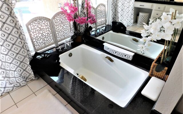 The Desert Pearl - Private Pool & Spa!