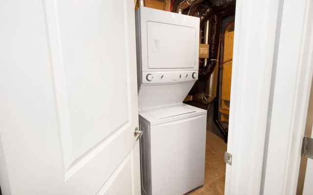 Cheerful 4 Bedroom Townhouse With Parking Wifi